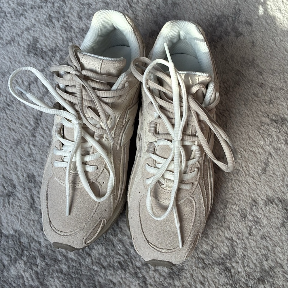 Brand New! New Balance 204L
Size USA 6.5 EU 39.5
Color: Timberwolf Linen